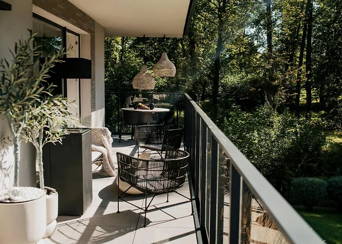 By The 奥斯特罗达