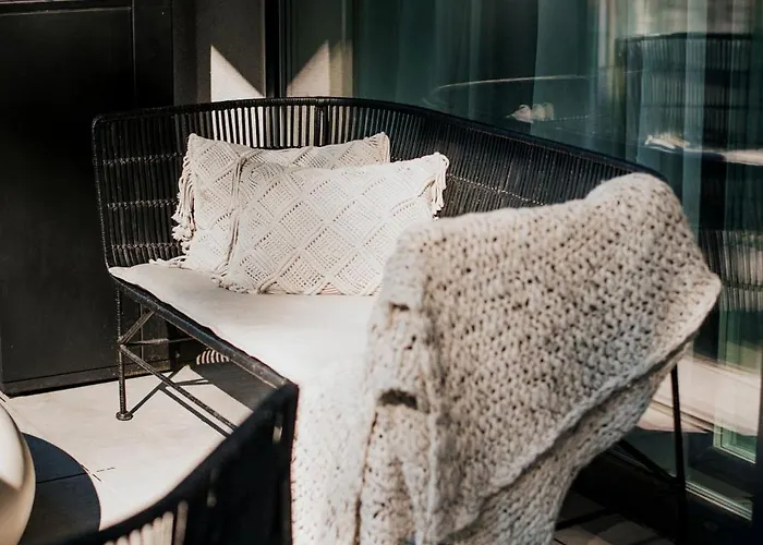 By The * 奥斯特罗达